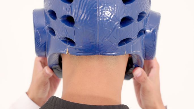 跆拳道大师戴上头盔的肖像。