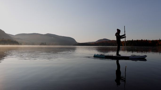 加拿大魁北克省特伦布兰特山国家公园，秋天在湖上划船的女子
