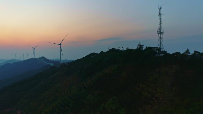 晚霞中的高山大风车风力发电场