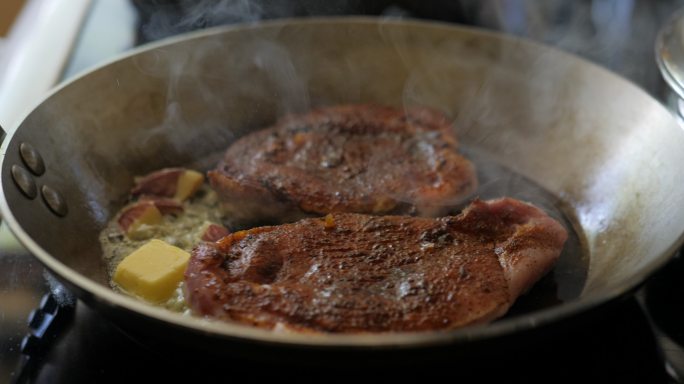 在碳钢煎锅上炸鲜猪排