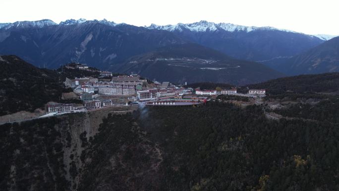 航拍早晨的梅里雪山卡瓦博格峰