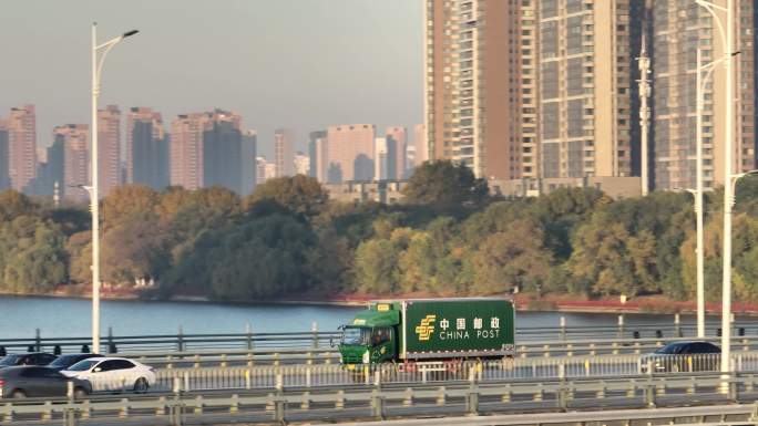 中国邮政货车行驶在沈阳城市中