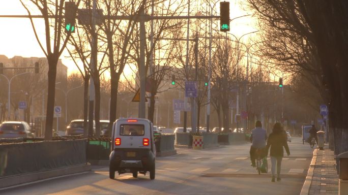 城市冬天忙碌的人打拼打工上班下班回家骑行
