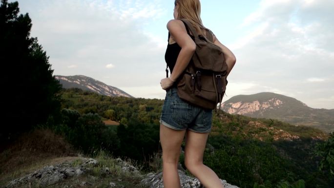 年轻女子徒步旅行美女加油克服困难