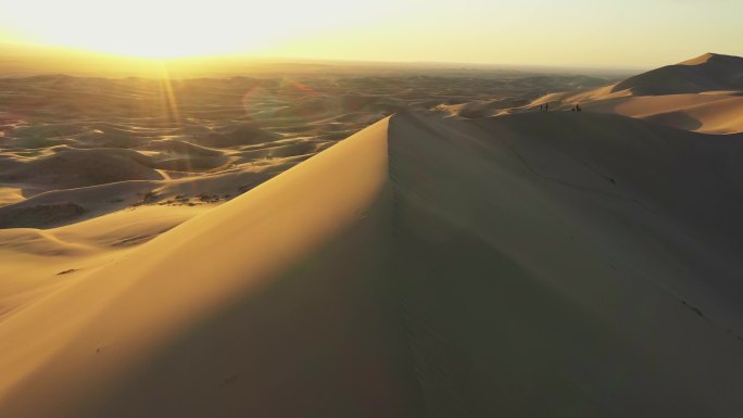 日落时分从沙丘俯瞰戈壁沙漠的鸟瞰图