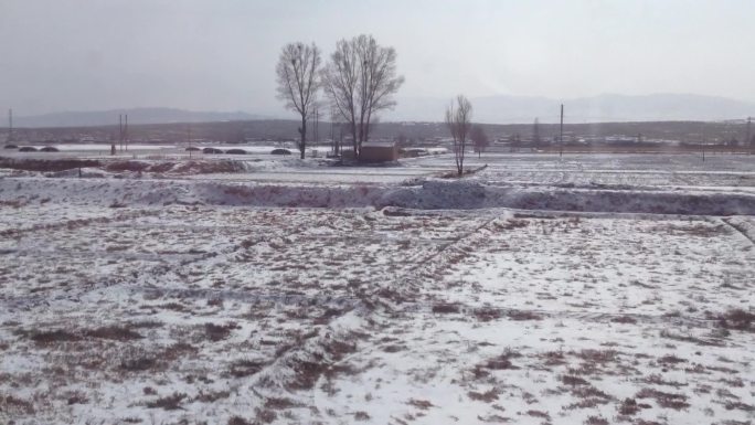 火车窗外的雪景冬天原野连绵山脉远山雪峰