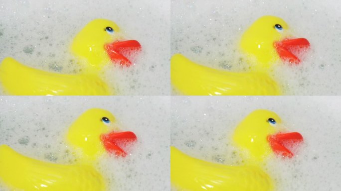 泡泡浴中漂浮的橡胶鸭子