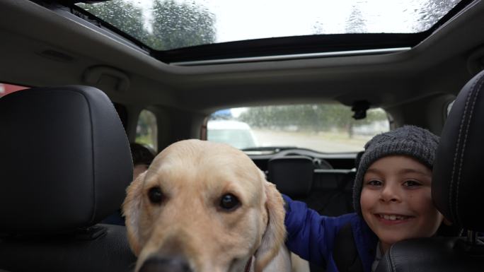 快乐的兄弟和他们的狗在路上旅行。