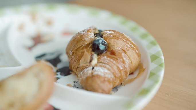 羊角面包是一种奶油状、薄片状、维恩尼斯饼，因其月牙形而得名