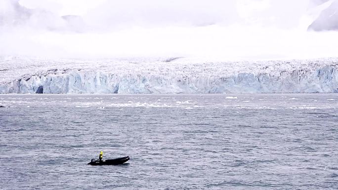 ：南极半岛蓝色海洋上美丽多彩的皮划艇