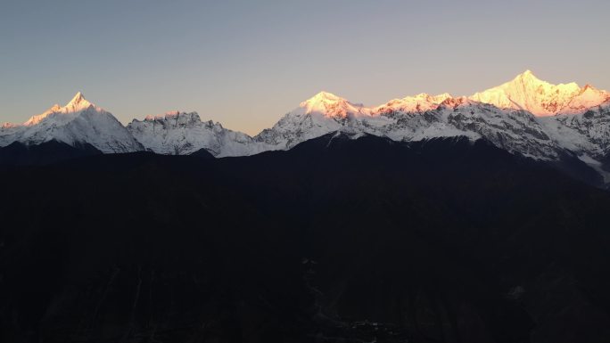 航拍早晨的梅里雪山卡瓦博格峰