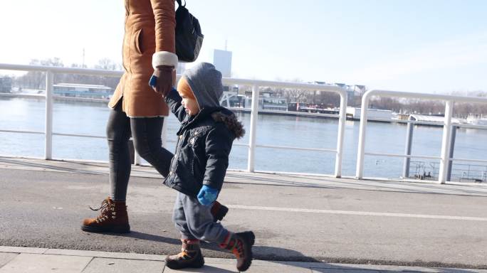 母子散步母子散步国外秋冬天小男孩