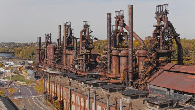SteelStacks是一座历史悠久的钢铁厂，曾经被废弃，现在被改建为宾夕法尼亚州伯利恒的现代文化中