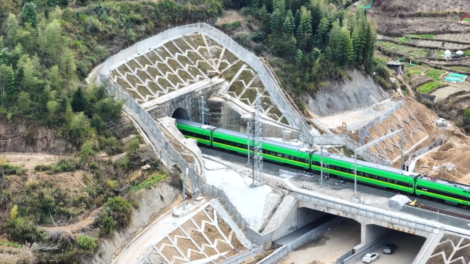 绿皮火车出隧道出洞的绿巨人复兴号乡村振兴