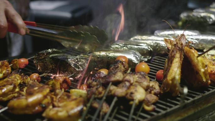 户外烧烤的肉。烹饪肉类的过程。烤肉架上的肉