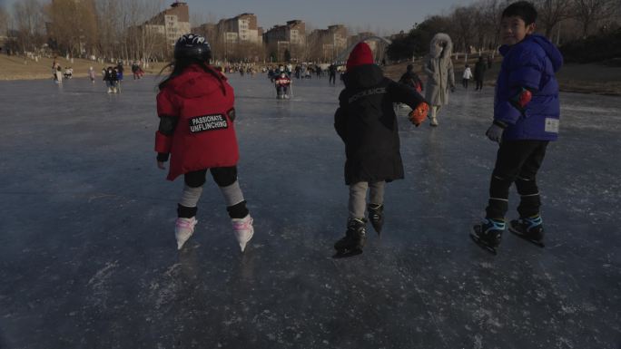冬季滑冰车的城市孩子们快乐游戏素材合集