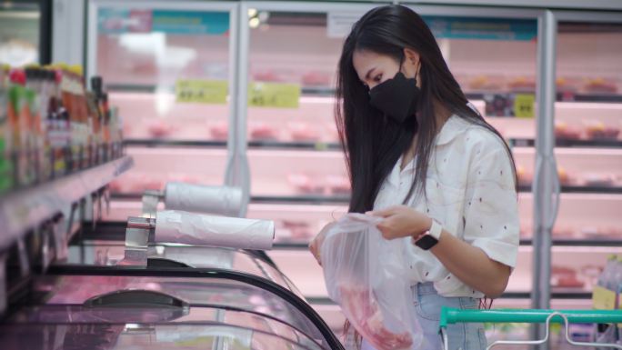 亚洲女人在超市买肉