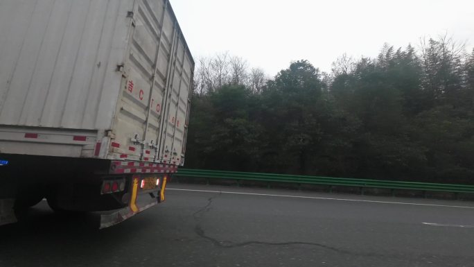高速路上半挂货车进隧道