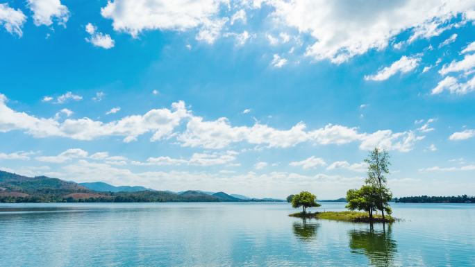 热带湖泊中的小岛，蓝天白云，Timelaspe视频