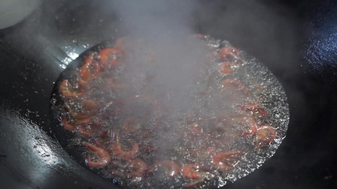 煮虾炸虾把虾下油锅过程