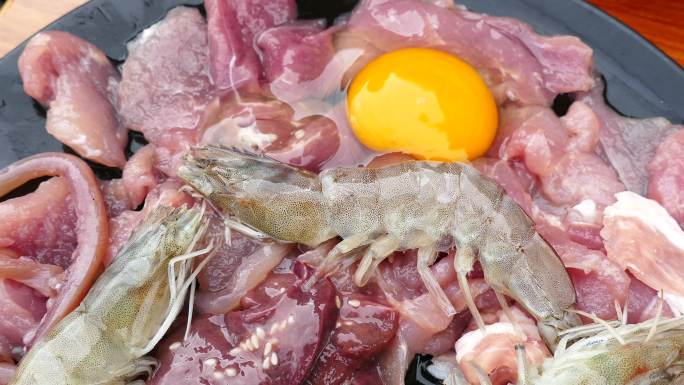 新鲜生猪肉配鸡蛋、鱿鱼、虾