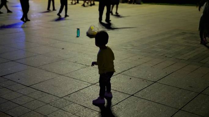 幼儿跳舞、广场舞、市井烟火气息、夜生活