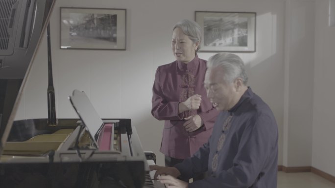 老人在养老院弹钢琴唱歌老有所乐老年人生