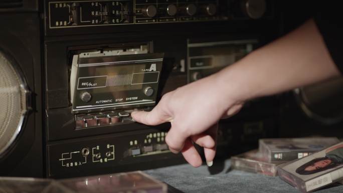 操作组合收录机老旧双卡录音机