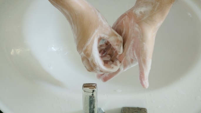 用肥皂洗手。清洁手部个人卫生洗手视频