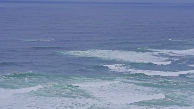 在有风的天气中，大西洋海面上缓慢运动的开放海浪和涟漪