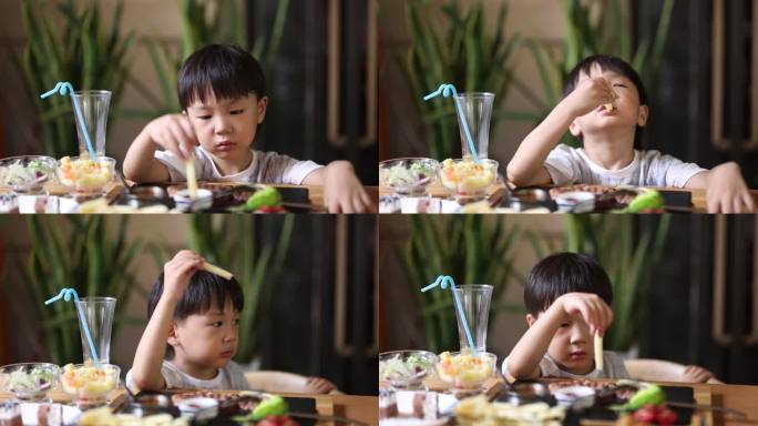 小男孩在餐厅吃饭小孩吃饭独自独立生活吃面