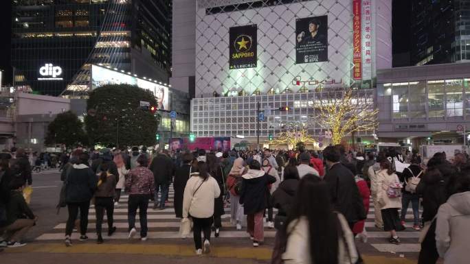行人在日本东京涩谷十字路口行走。