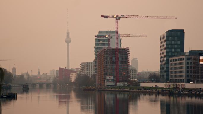 德国柏林Alexanderplatz延时地标Ferhsehturm或电视塔