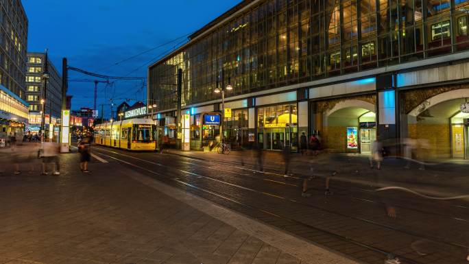 柏林亚历山大广场德国延时锁定镜头显示有轨电车停止