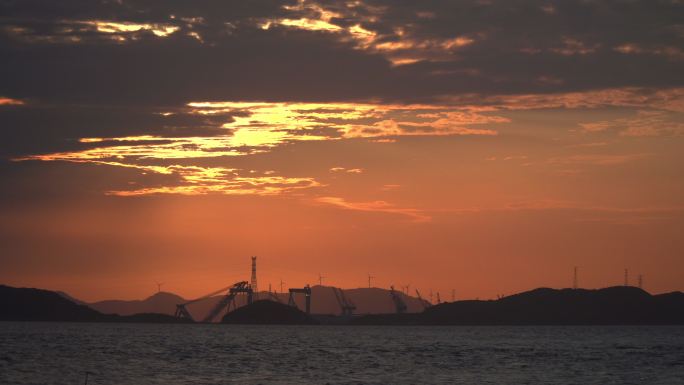 夕阳下的海洋港湾海上作业填海造田
