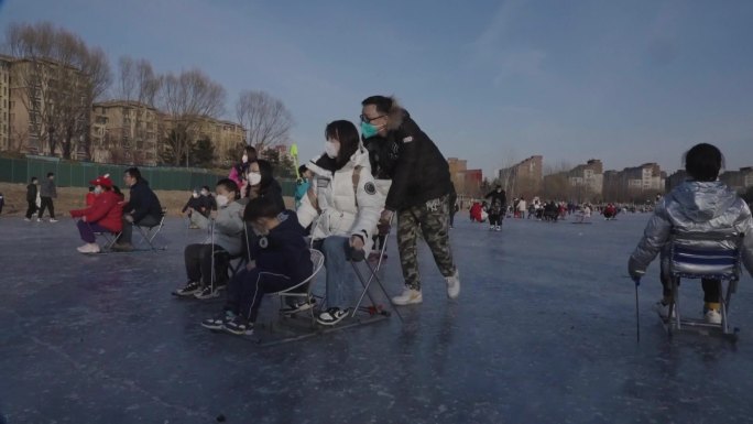 冰面上玩耍娱乐的孩子们 降格拍摄