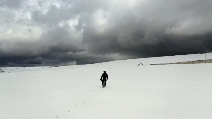 4K一个人在八一冰川的雪地行走