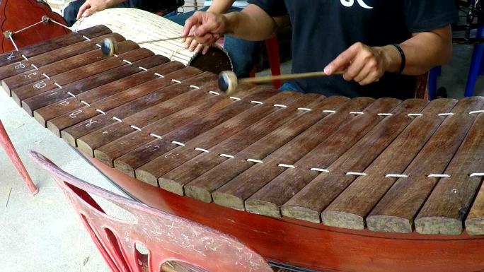 慢动作：泰国木制中音手演奏木琴