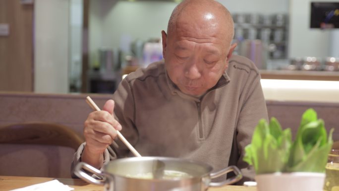 中国老人正在吃火锅