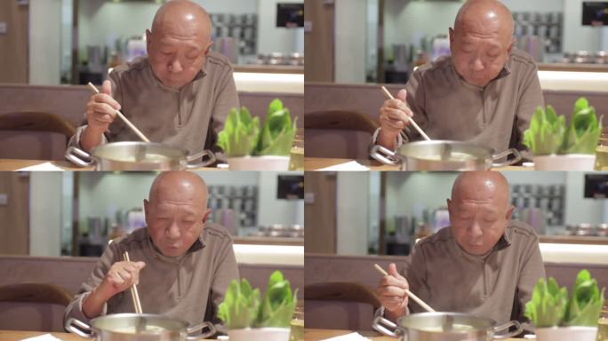 中国老人正在吃火锅