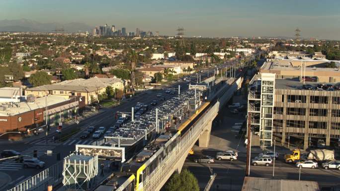 追踪洛杉矶世博线列车后的无人机射击