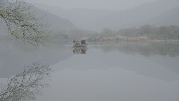乡村振兴美丽乡村清晨渔船在江上如水墨画般