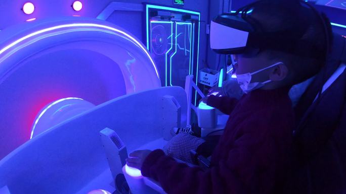 戴上VR头盔体验虚拟现实技术带来的感受