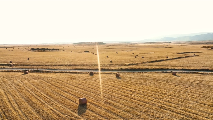 收割后的干草堆农田的无人机航拍画面