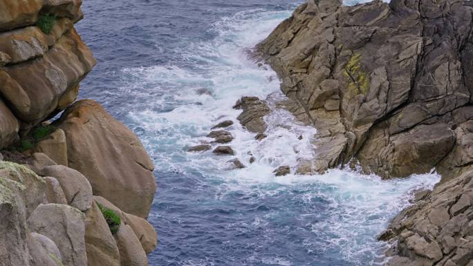 大西洋中西班牙加利西亚海岸线的慢波和涟漪