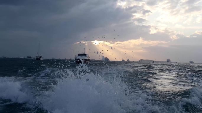 清晨海面，早晨阳光，游艇