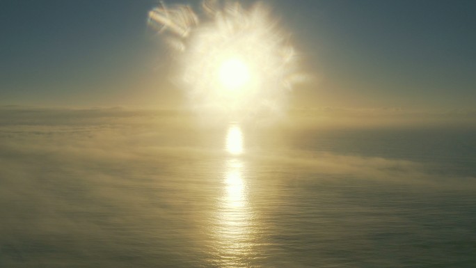 4k无人机拍摄的太阳在公海上空落山的视频