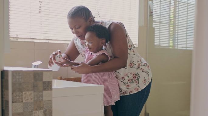 一对年轻母女在家中浴室洗手的4k视频片段