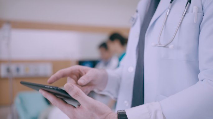 医生使用数字平板电脑应用程序分析患者治疗
