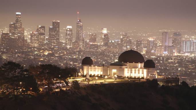 美国洛杉矶格里菲斯天文台时移格里菲斯公园黄昏时分，灯光下降